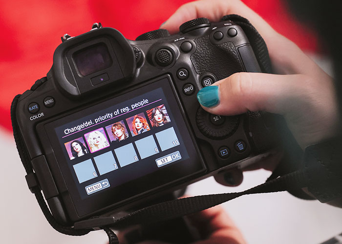 Rückseite der Canon EOS R6 Mark III zeigt das Autofokus-Menü mit Personenregistrierung auf dem Display.