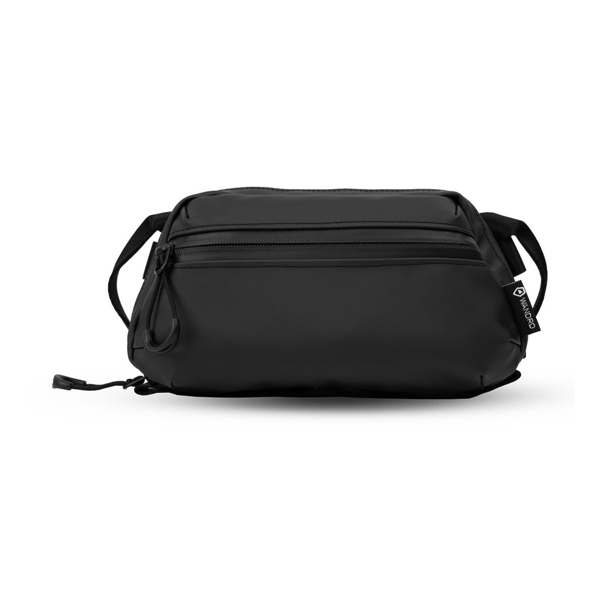 WANDRD Tech Bag Medium - Mittlere Organizer-Tasche (2 Liter) - Frontansicht der schwarzen WANDRD Sling Bag mit Haupt- und Frontfach.
