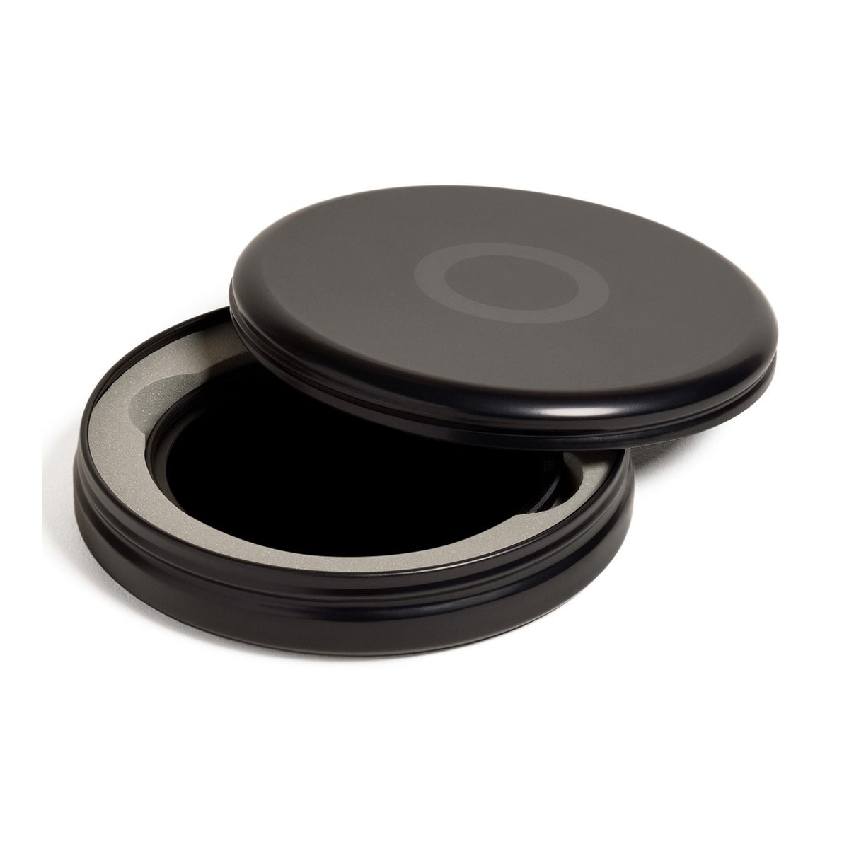 Urth 67mm ND8-128 (3-7 Blenden) Variable ND Objektivfilter (Plus+) - Verpackung: Geöffnetes rundes schwarzes Hardcase mit Schaumstoffpolsterung.