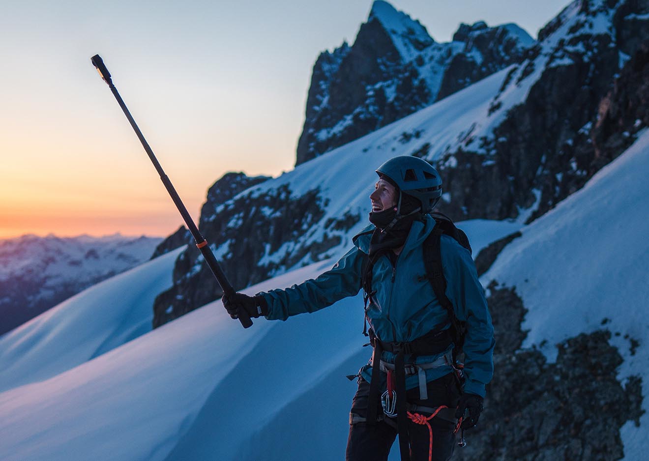 DJI Osmo 360 beim Bergsteigen – ultimative 360° Actionkamera für Abenteuer Bergsteiger filmt sich mit der DJI Osmo 360 beim Sonnenuntergang – 360° Actionkamera für Outdoor-Vlogging