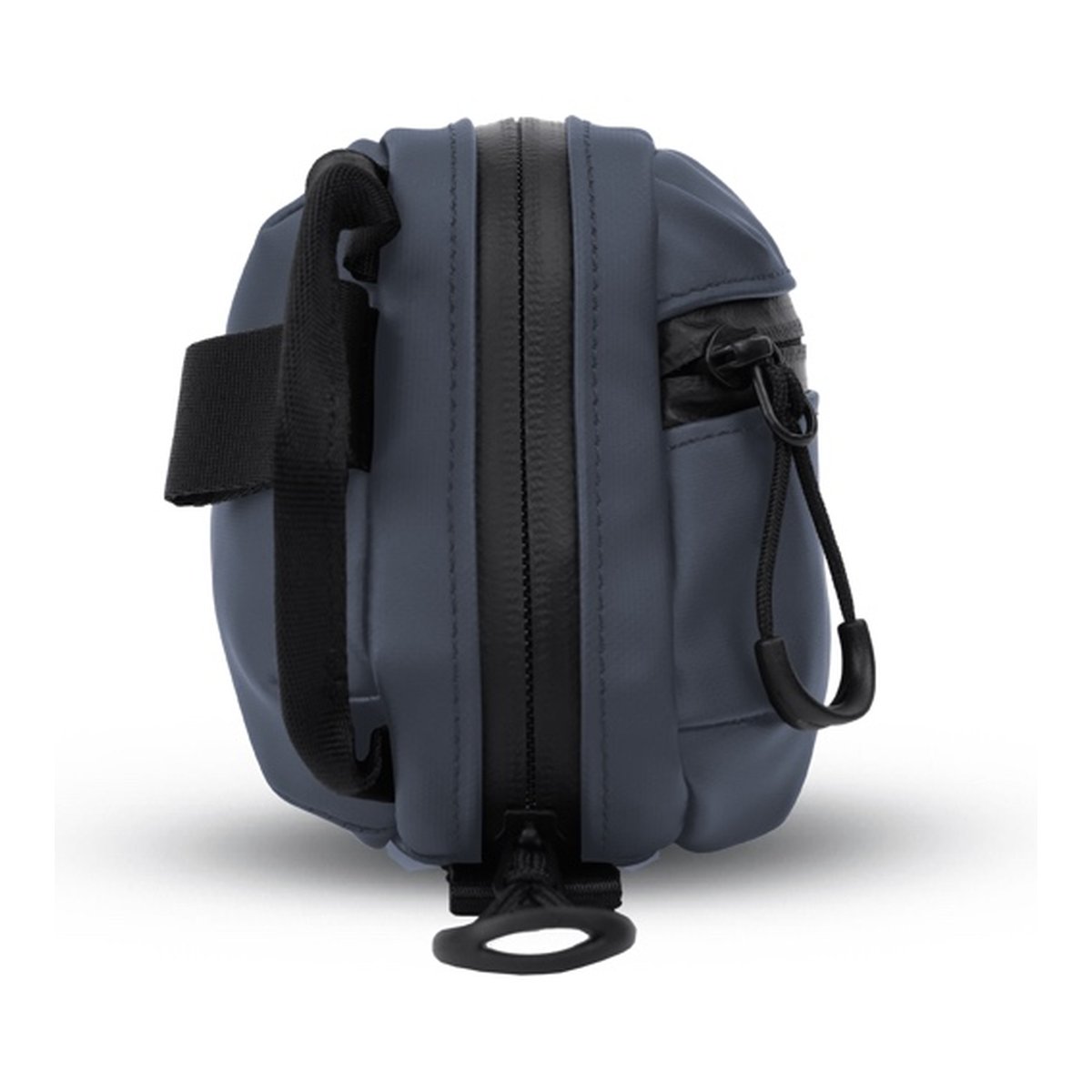 WANDRD Tech Bag Medium Aegean Blue - Profilansicht der blauen Tasche, die den durchgehenden Reißverschluss und die Zuglasche unten zeigt.