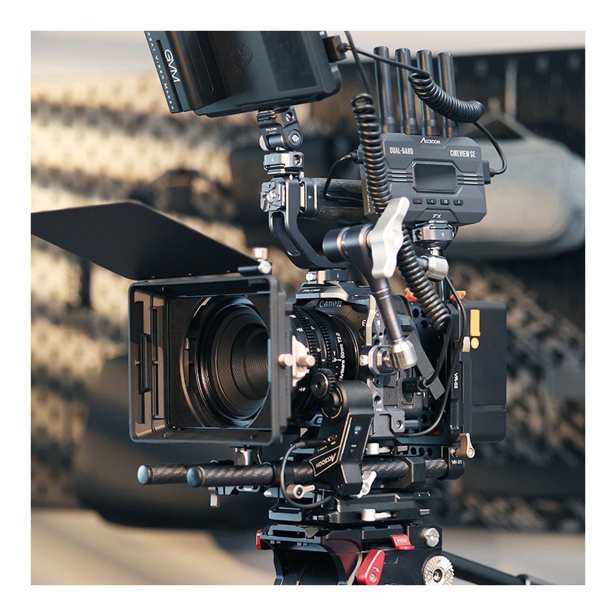 Falcam 15x300mm Carbon Fiber Rod (2PCS) 3302 - Detailansicht eines Kinokamera-Rigs mit Canon-Kamera, Matte Box und Accsoon CineView SE Transmitter.