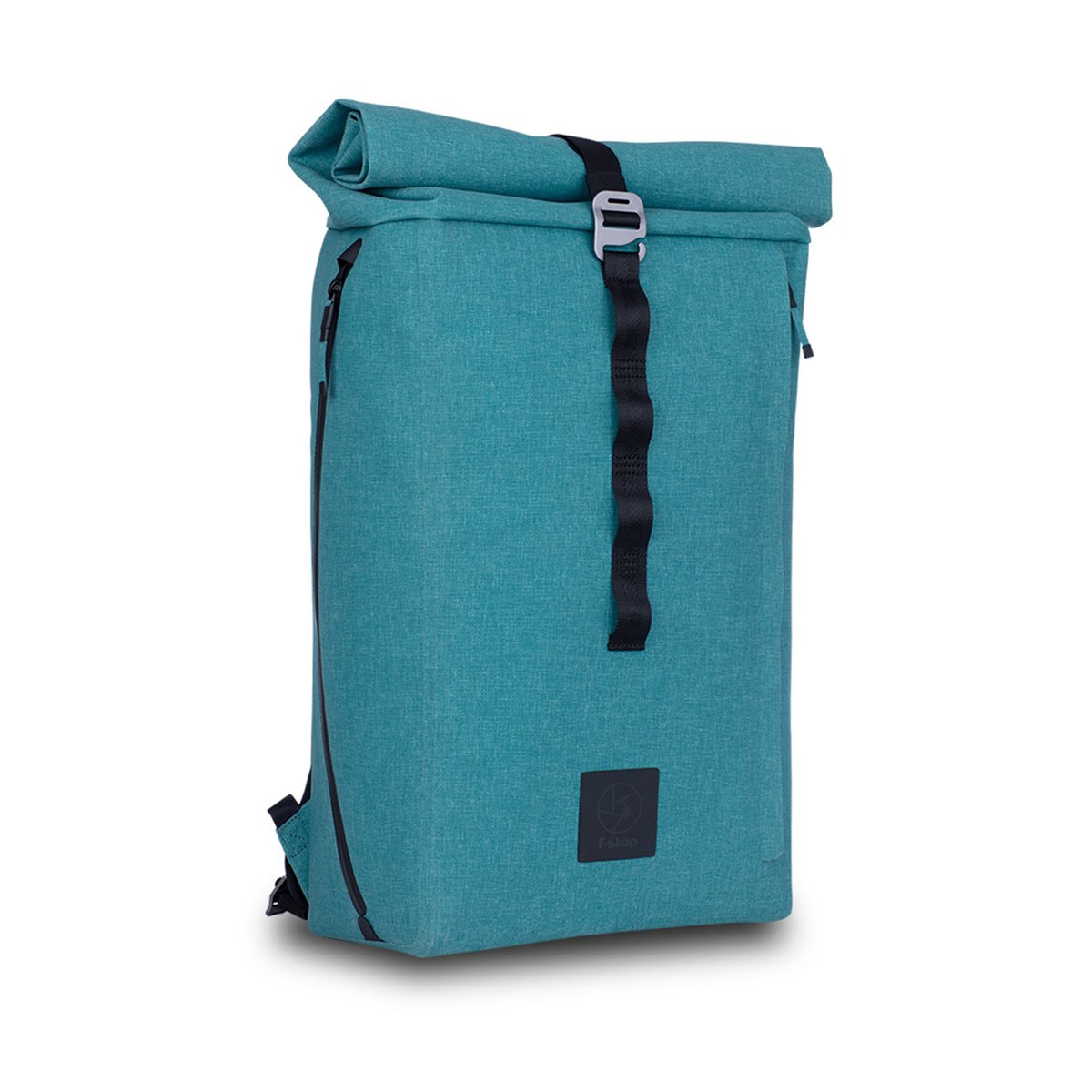 F-Stop DYOTA 20 North Sea (türkis) - Petrolfarbener Rolltop-Rucksack, schräge Vorderansicht.