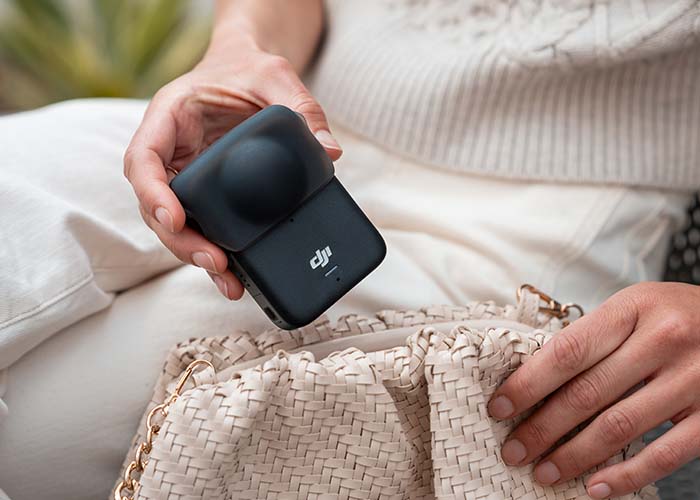 DJI Osmo 360 wird in eine Handtasche gesteckt – kompakte 360° Kamera für unterwegs