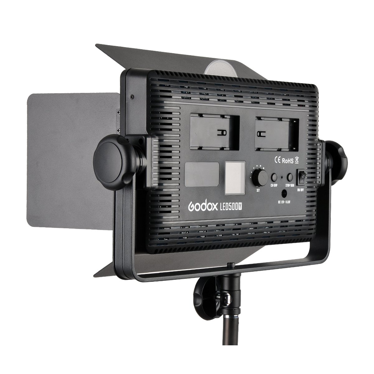 Godox LED 500Y Tungsten mit Flügeltor - Godox LED5000 Videolicht: Rückansicht mit Reglern, Akkuslots und geöffneten Lichtklappen auf Stativ.