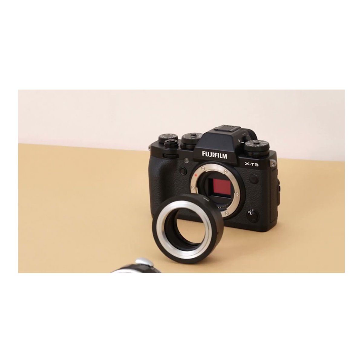 Urth Lens Mount Adapter: Compatible with Konica AR Lens to Sony E Camera Body - Anwendungsbeispiel: Objektivadapter vor Fujifilm X-T3 Kamera.
