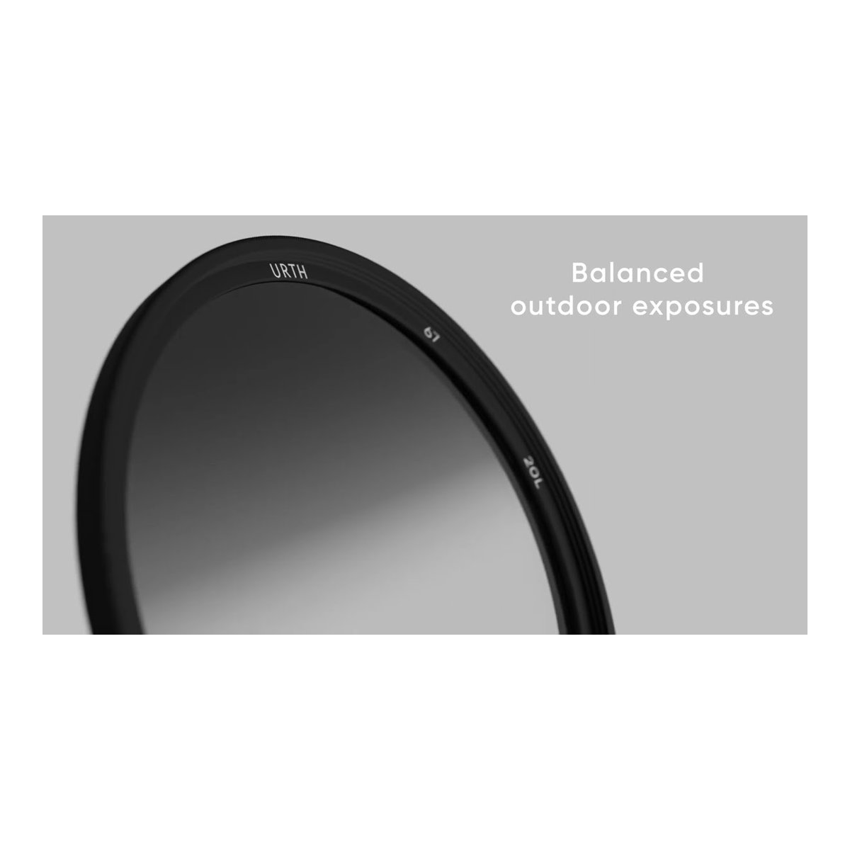 Urth 77mm Soft Graduated ND8 Objektivfilter (Plus+) - Detailansicht Urth 67mm Grauverlaufsfilter mit Text: Balanced outdoor exposures.