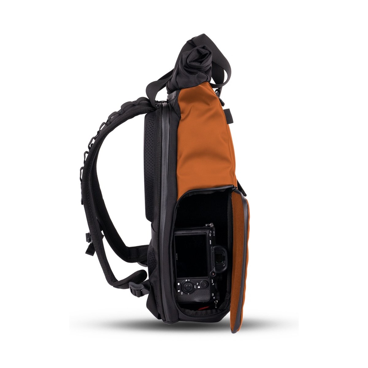 WANDRD PRVKE Lite 11-Liter Sedona Orange - Seitenansicht orange-schwarzer Sling Bag mit geöffnetem Kamerafach und Kamera darin