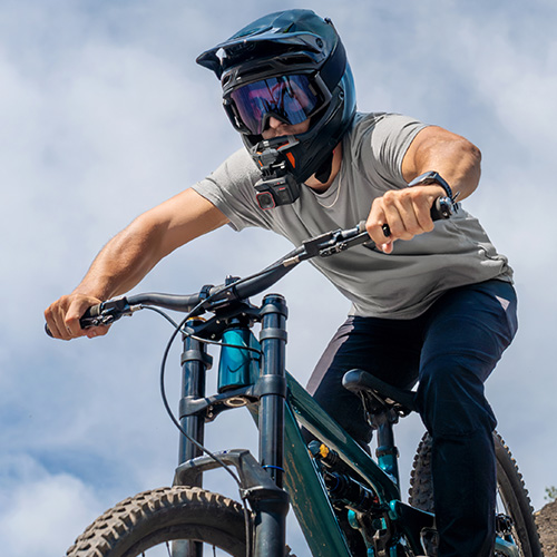 Insta360 Ace Pro 2 Actionkamera beim Mountainbiken mit Helm-Mount
