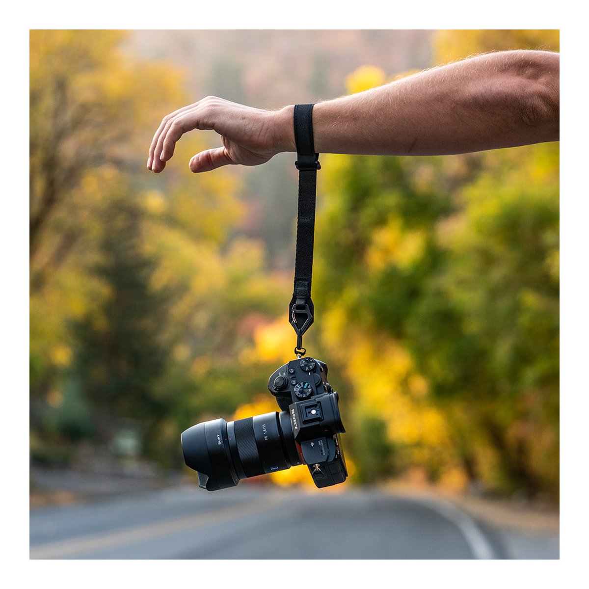 WANDRD Wrist Strap - Anwendungsbeispiel am Handgelenk: Kamera mit Handschlaufe sicher hängend.