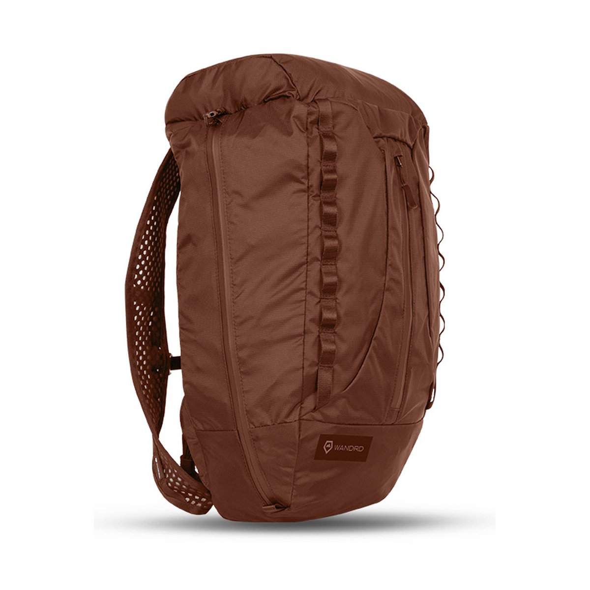 WANDRD VEER 18 - RUST - Schrägansicht des braunen Rucksacks mit perforiertem Schultergurt und WANDRD-Logo.