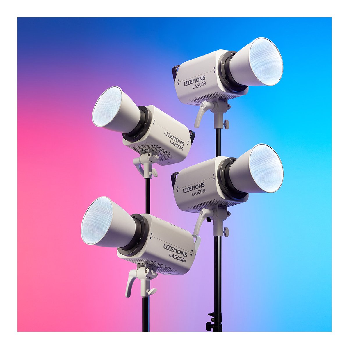 Godox Litemons BI LED Video Light Kit LA300BI K1 - Produktübersicht: Vier weiße Litemons Studio-LED-Leuchten auf Stativen, leuchtend vor farbigem Hintergrund.