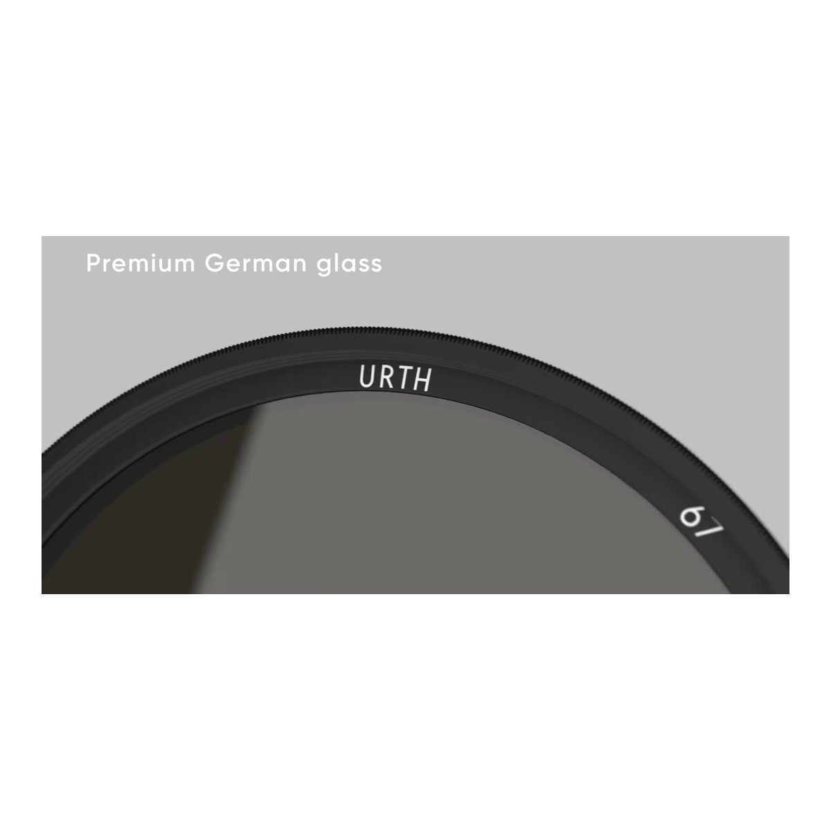 Urth 82mm ND64 (6 Stop) Objektivfilter (Plus+) - Detailansicht Urth Objektivfilter, Aufschrift 'Premium German glass' und Größe 67