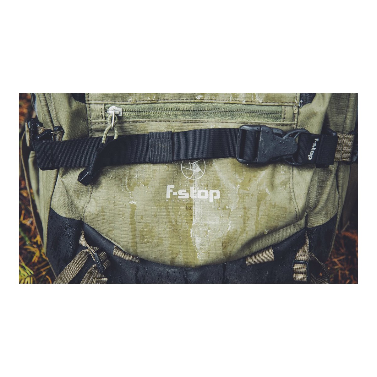 F-Stop Sukha Anthrazit (Schwarz) - Detailansicht nasse Front des Rucksacks mit F-stop Logo F-Stop Sukha Anthrazit (Schwarz) - Detailansicht nasse Front des Rucksacks mit F-stop Logo