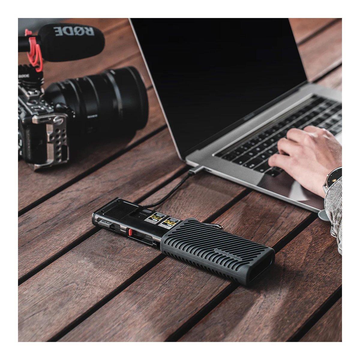 PGYTECH CFexpress CreateMate Card Reader Case Type B/SD (Classic Black) - Anwendungsbeispiel im Einsatz mit Laptop, Kamera und Mikrofon
