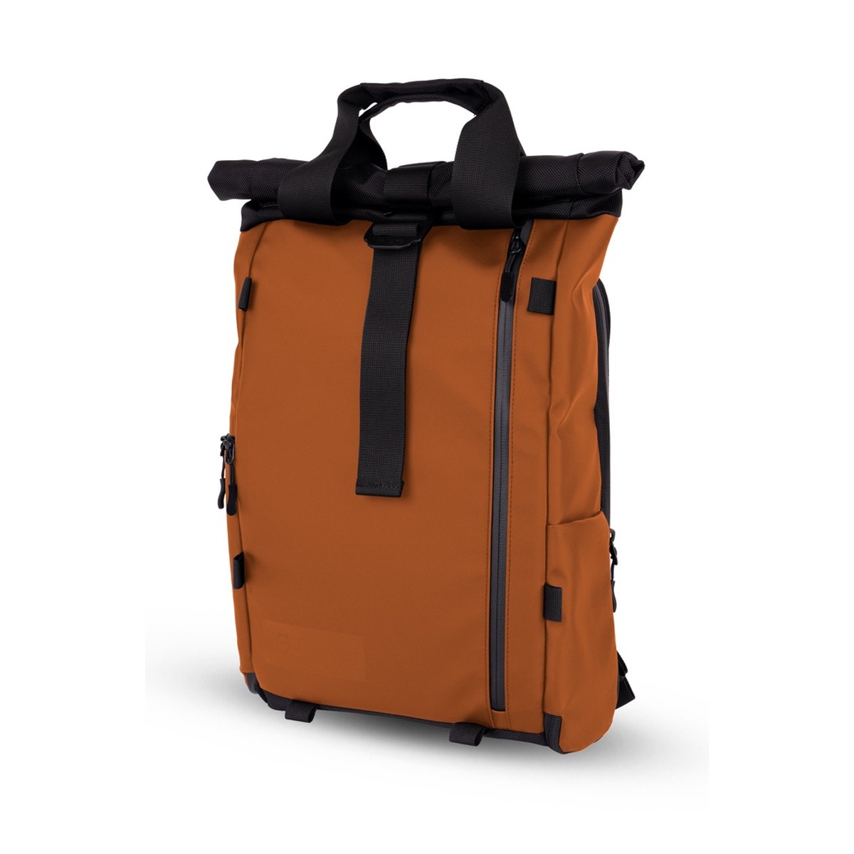 WANDRD PRVKE Lite 11-Liter Sedona Orange - Perspektivansicht des braunen Roll-Top Rucksacks mit schwarzen Griffen und Reißverschlüssen.