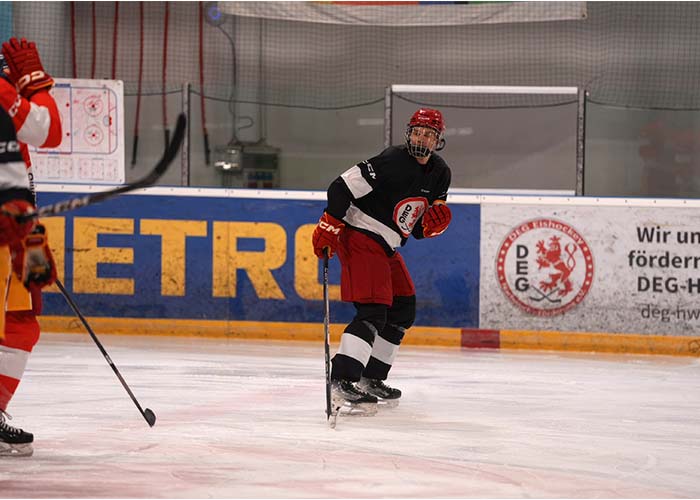 Sony A7 V Serienaufnahme eines Eishockeyspielers während des Trainings