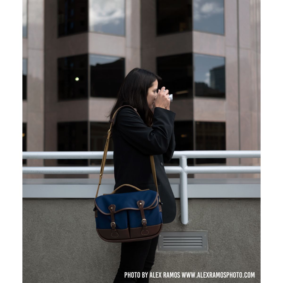 Billingham Mini Eventer Kamera / Tablet Tasche - Marineblau / Schokoladenleder