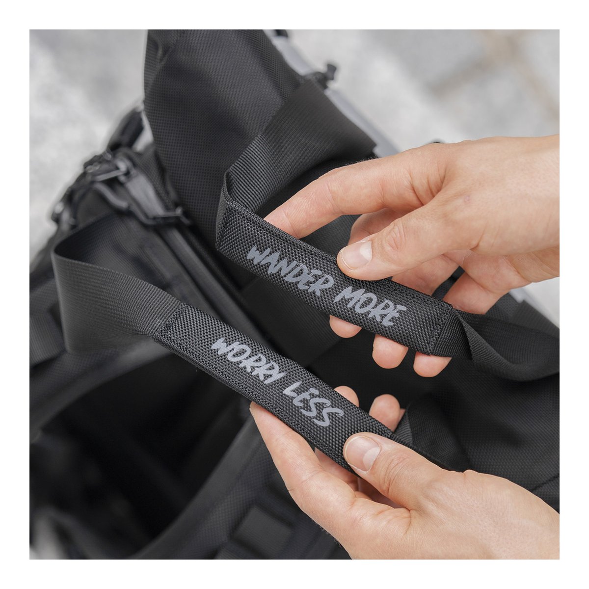 WANDRD PRVKE 21-Liter DisNet Grey Photo Bundel V3 - Detailansicht Tragegriffe mit Aufschrift "Wander More Worry Less WANDRD PRVKE 21-Liter DisNet Grey Photo Bundel V3 - Detailansicht Tragegriffe mit Aufschrift "Wander More Worry Less