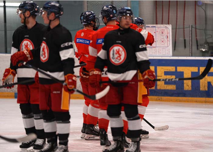 Dynamische Eishockeyaufnahme im Serienbildmodus der Sony A7 V.