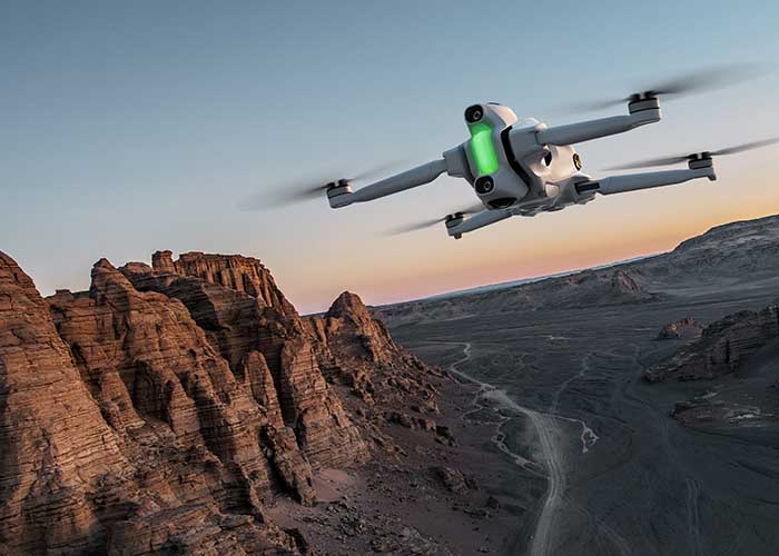 FPV-Flug der Insta360 Antigravity A1 Drohne in Wüstenlandschaft