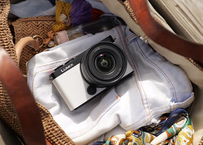 Panasonic S9 kompakte Vollformatkamera im Lifestyle-Einsatz unterwegs