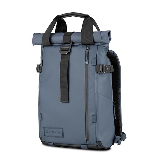 WANDRD PRVKE V4 Rucksack in Aegean Blue – Seitenansicht mit Rolltop