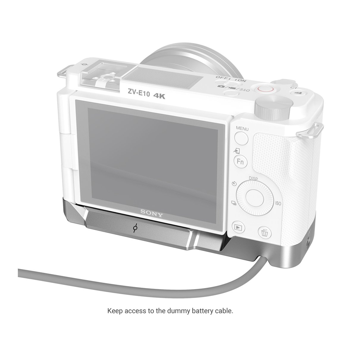SmallRig 3524 Erweiterungsgriff Sony ZV-E10, silber - Rückansicht: Sony ZV-E10 Kamera mit Bodenplatte, die Kabelzugang für Dummy-Akku ermöglicht.