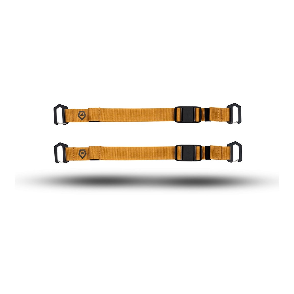WANDRD PREMIUM ACCESSORY STRAP DALLOL YELLOW V2 - Lieferumfang: Zwei orangefarbene Gurte mit schwarzen Schnallen und Haken.