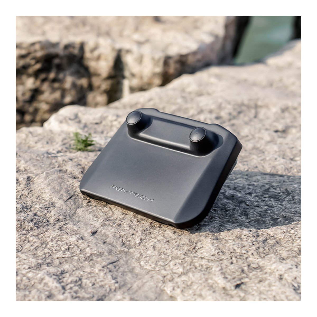PGYTECH DJI RC Protector - FRONTANSICHT: Schwarzer PGYTECH Joystick-Schutz auf Felsen.