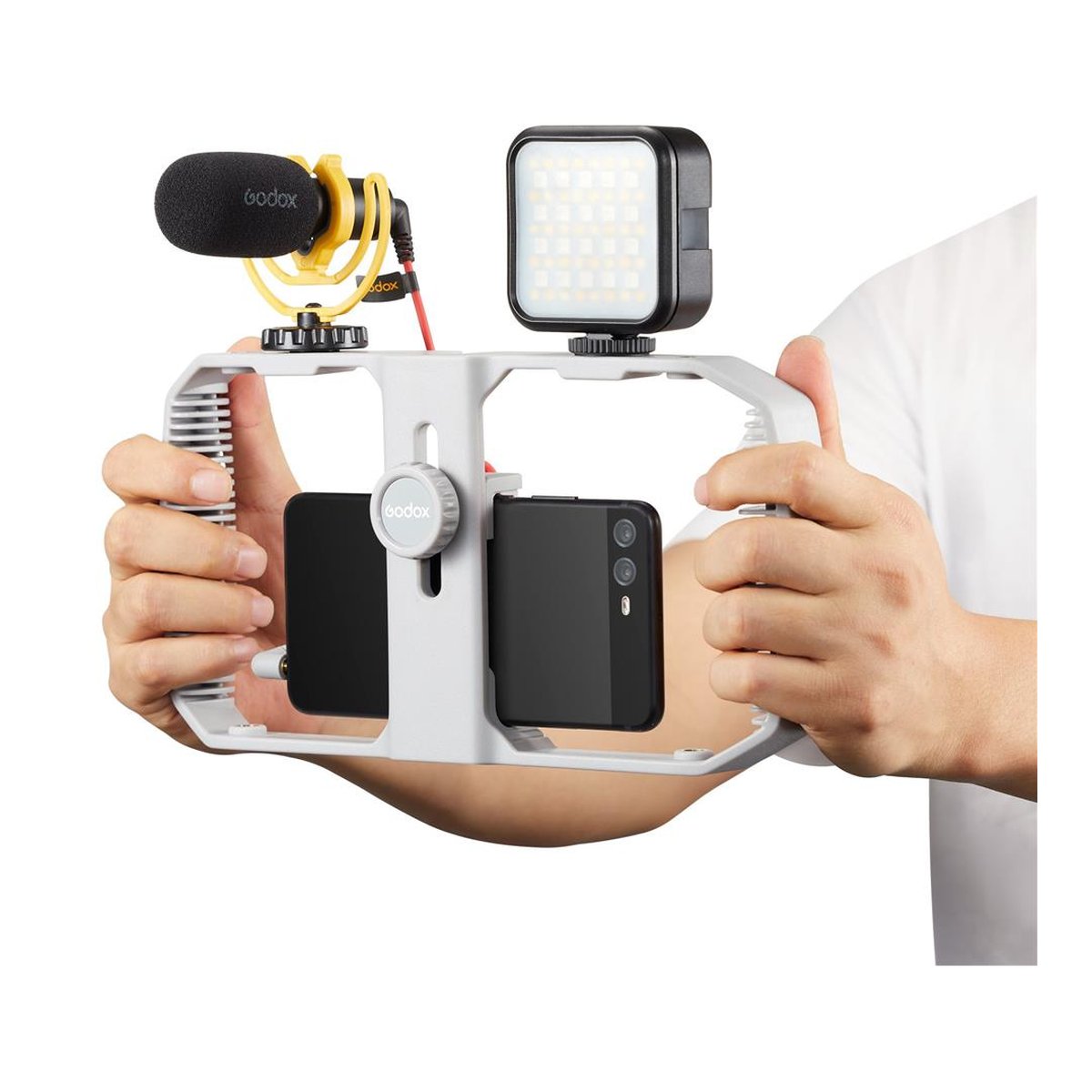Godox Vlogging Set VK1-AX - Anwendungsbeispiel: Smartphone-Rig mit Mikrofon & LED-Licht in Händen gehalten