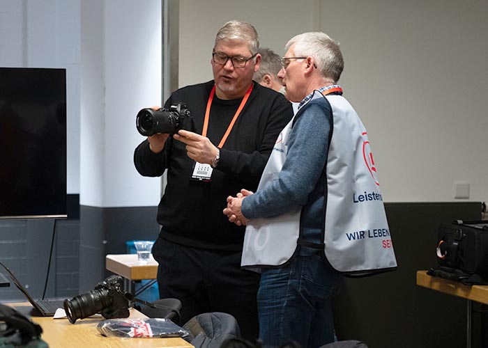 Nikon School Trainer erklärt Kameraeinstellungen beim exklusiven Workshop zur Sportfotografie