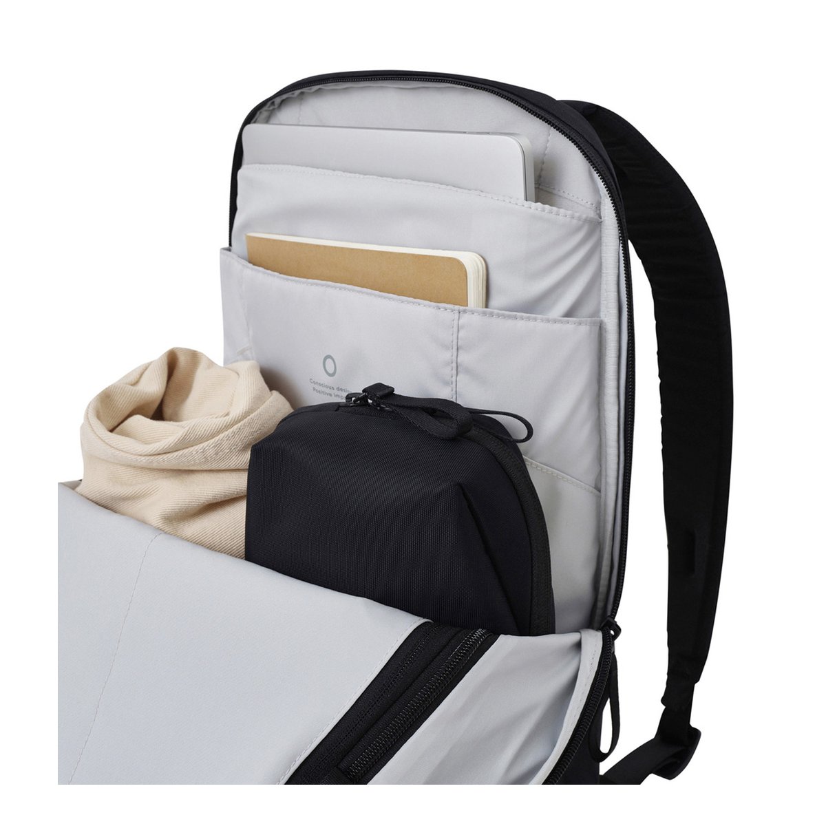 Urth Arkose 24L Rucksack (Aschgrau) - Innenansicht: Organisierte Fächer des Rucksacks mit Laptop, Notizbuch und Zubehörtasche.