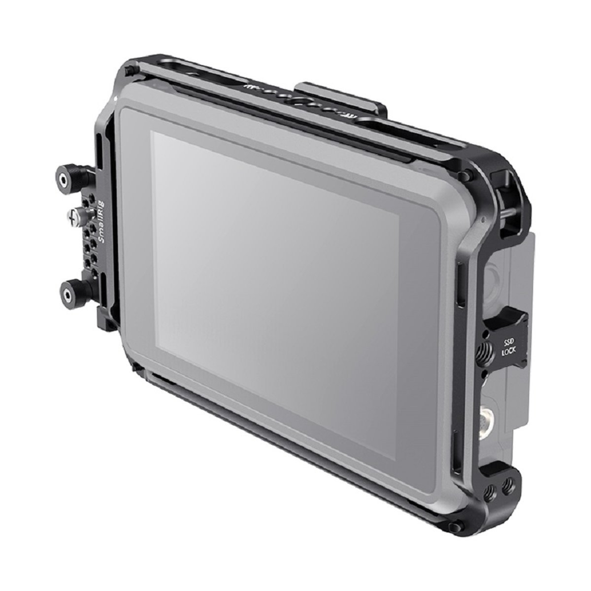 SmallRig 2409 Cage Kit und Sunhood für Atomos Shogun 7 - 3/4-Ansicht des Monitors im SmallRig-Käfig, mit SSD-Lock und Montagepunkten.