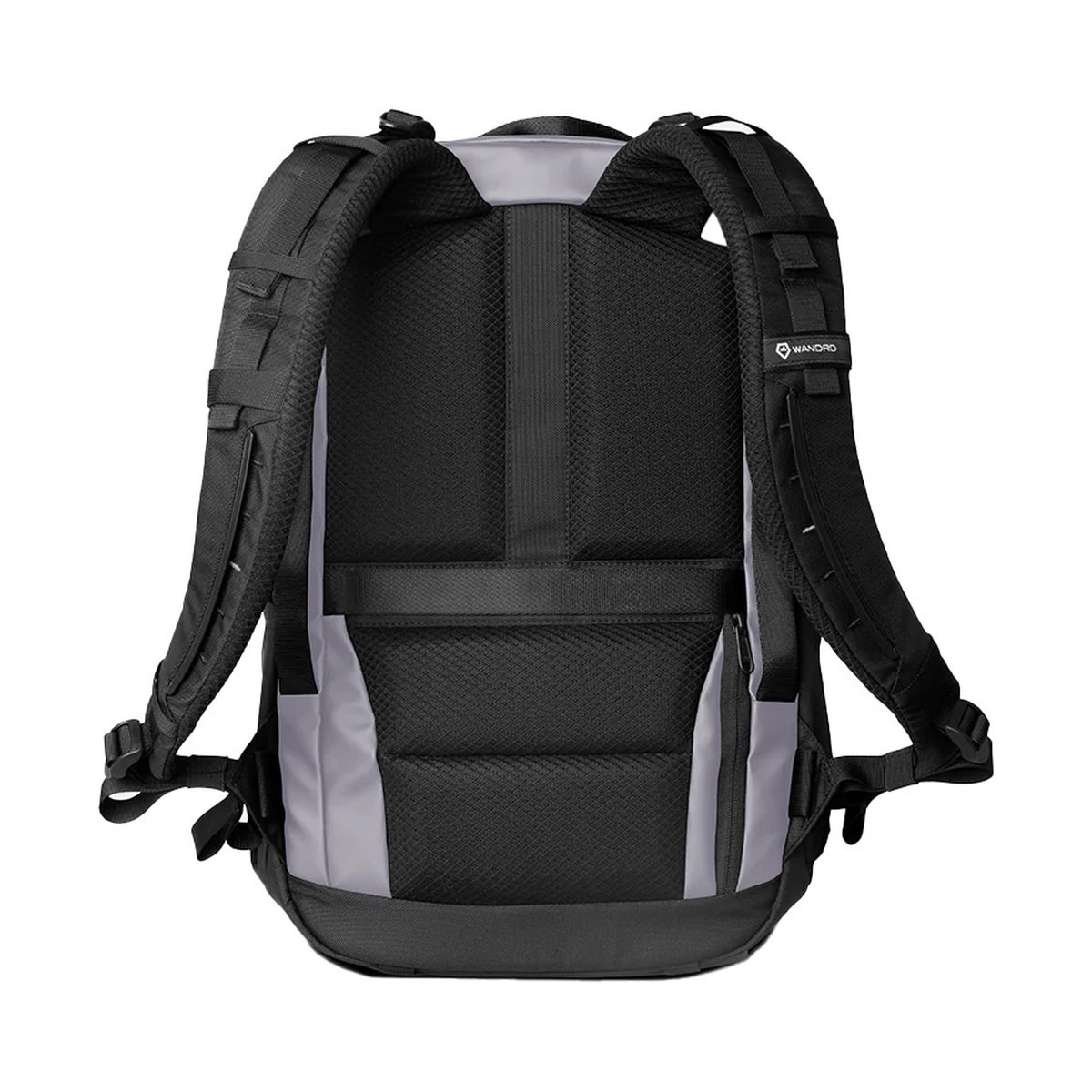 WANDRD STRATUS Photo 18 Uyuni Purple - Rückansicht des Rucksacks: Ergonomisch gepolsterte Rückenlehne und Schultergurte in Schwarz-Grau.