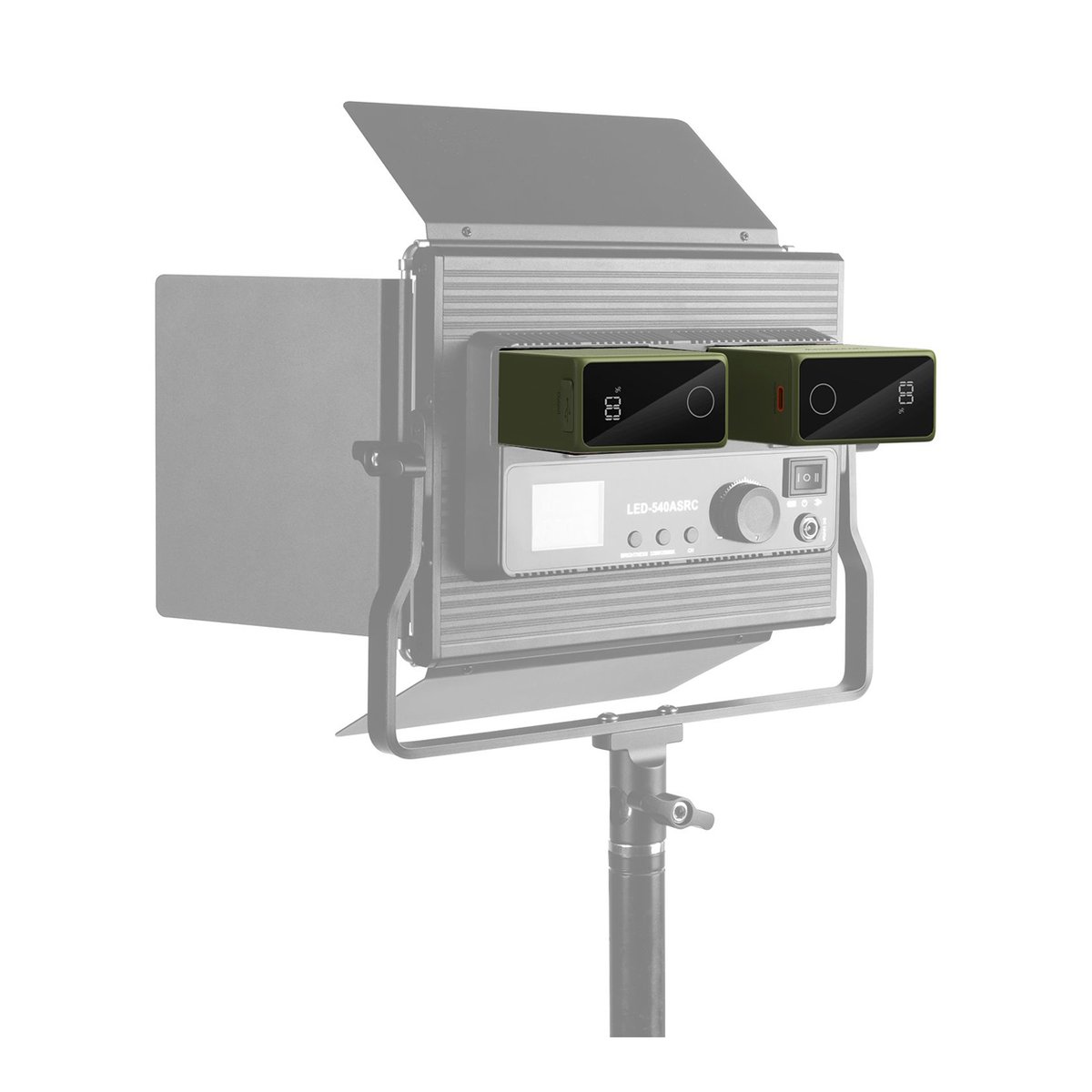 SmallRig 4577 NP-F970 grün, USB-C wiederaufladbarer Akku - Anwendungsbeispiel: Zwei grüne Geräte mit Display auf LED-Videoleuchte montiert.