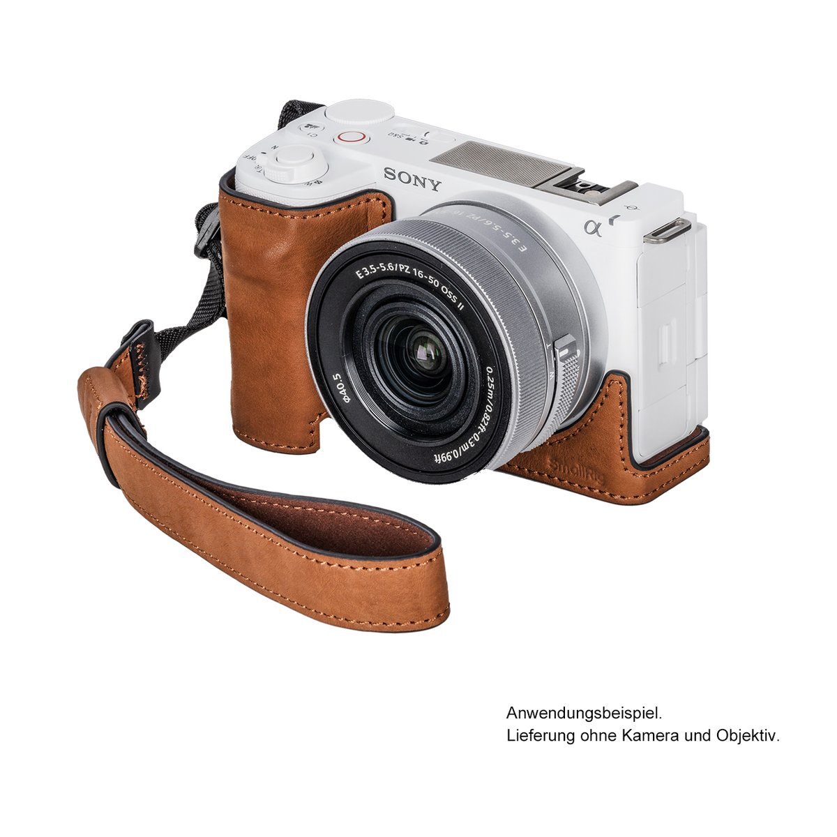 SmallRig 4889 Leather Case Kit (braun) für Sony ZV-E10 II - Anwendungsbeispiel: Braune Leder-Halbtasche mit Handschlaufe an weißer Kamera, schräg von vorne.