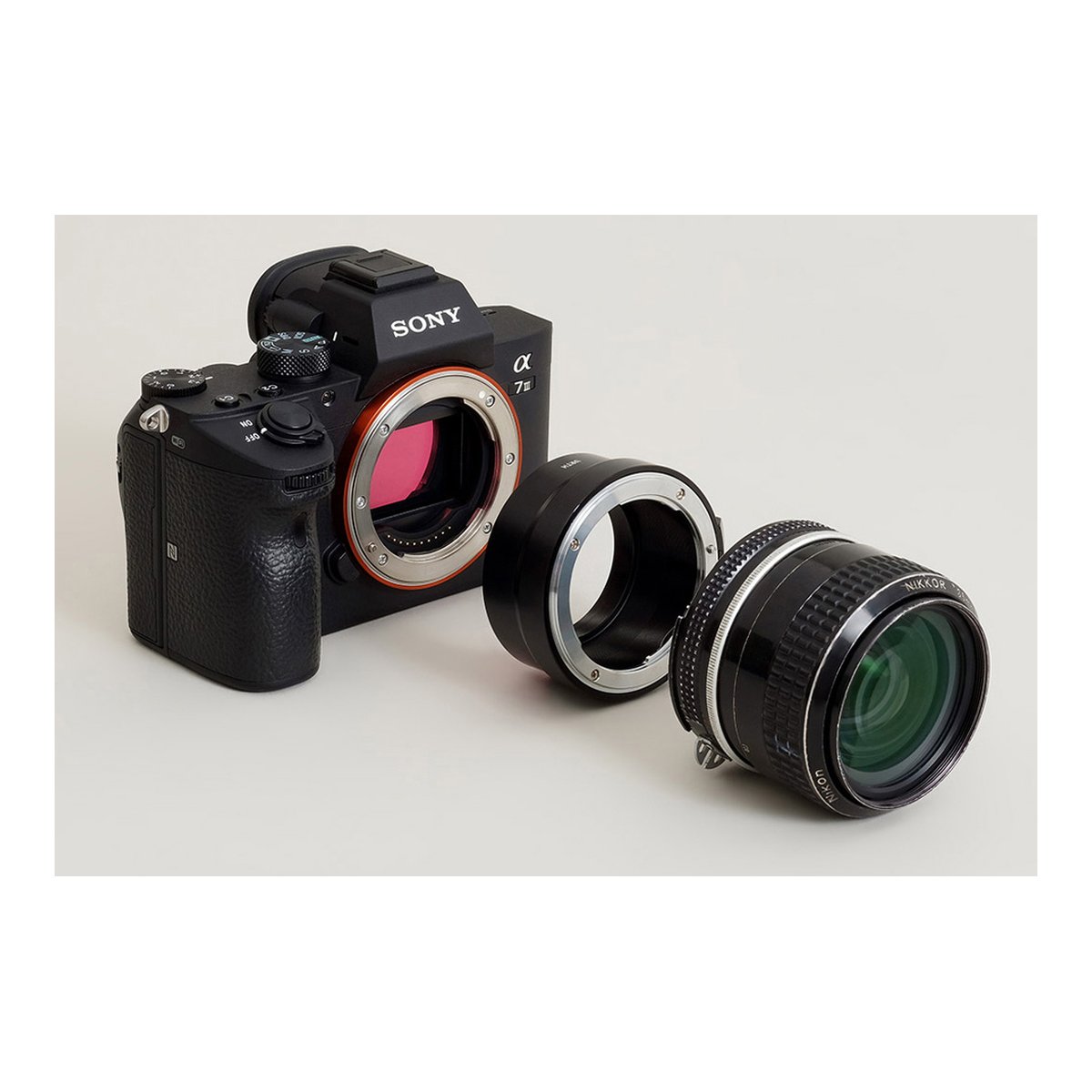 Urth Lens Mount Adapter: Compatible with Nikon F Lens to Sony E Camera Body - Anwendungsbeispiel Adapter zwischen Sony Alpha Kamera und Nikkor Objektiv Urth Lens Mount Adapter: Compatible with Nikon F Lens to Sony E Camera Body - Anwendungsbeispiel Adapter zwischen Sony Alpha Kamera und Nikkor Objektiv