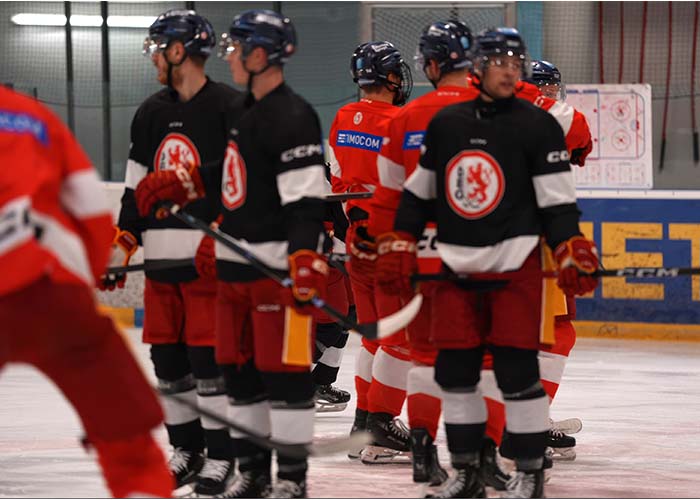 Sony A7 V Testaufnahme beim Eishockeytraining mit mehreren Spielern.