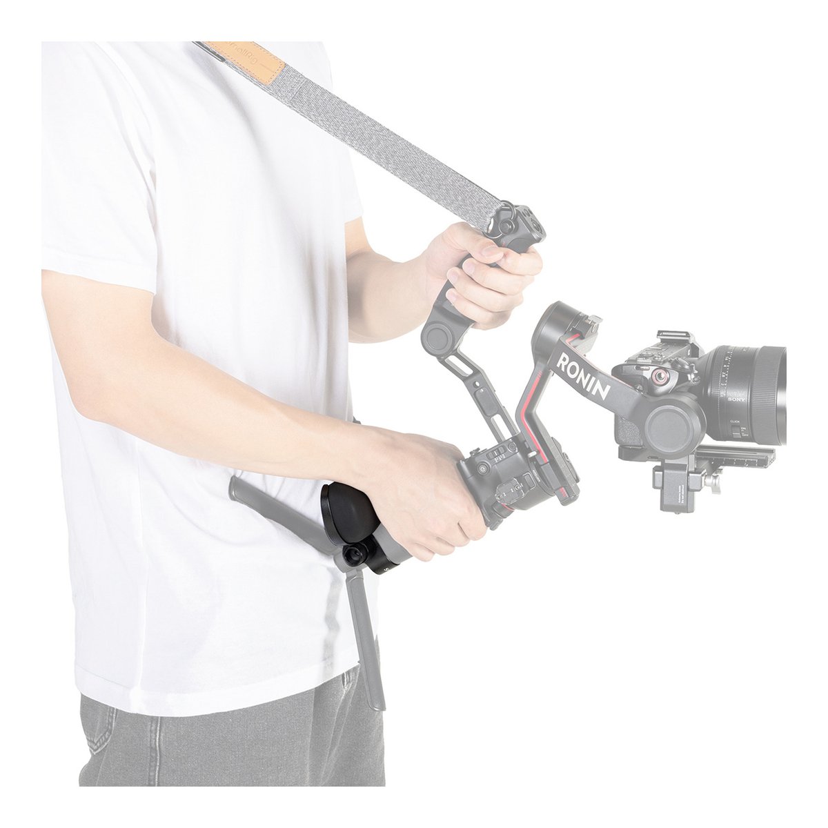 SmallRig 4248 Wrist Support für DJI RS Series, Handgelenkstütze rechts - Anwendungsbeispiel: Ronin Gimbal mit Kamera, mit Schultergurt am Körper abgestützt. SmallRig 4248 Wrist Support für DJI RS Series, Handgelenkstütze rechts - Anwendungsbeispiel: Ronin Gimbal mit Kamera, mit Schultergurt am Körper abgestützt.