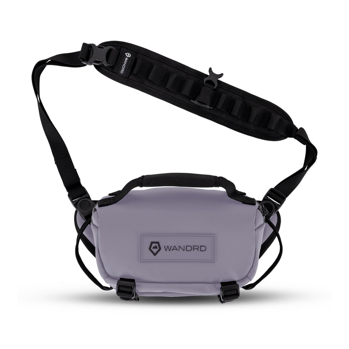 WANDRD ROGUE Sling 3L Uyuni Purple - Frontansicht der WANDRD Umhängetasche in Lavendelgrau mit schwarzem Trageriemen. WANDRD ROGUE Sling 3L Uyuni Purple - Frontansicht der WANDRD Umhängetasche in Lavendelgrau mit schwarzem Trageriemen.