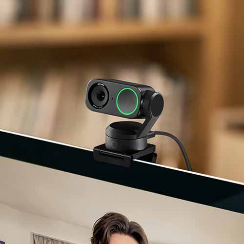 Insta360 Link 2 4K-Webcam montiert auf einem Monitor