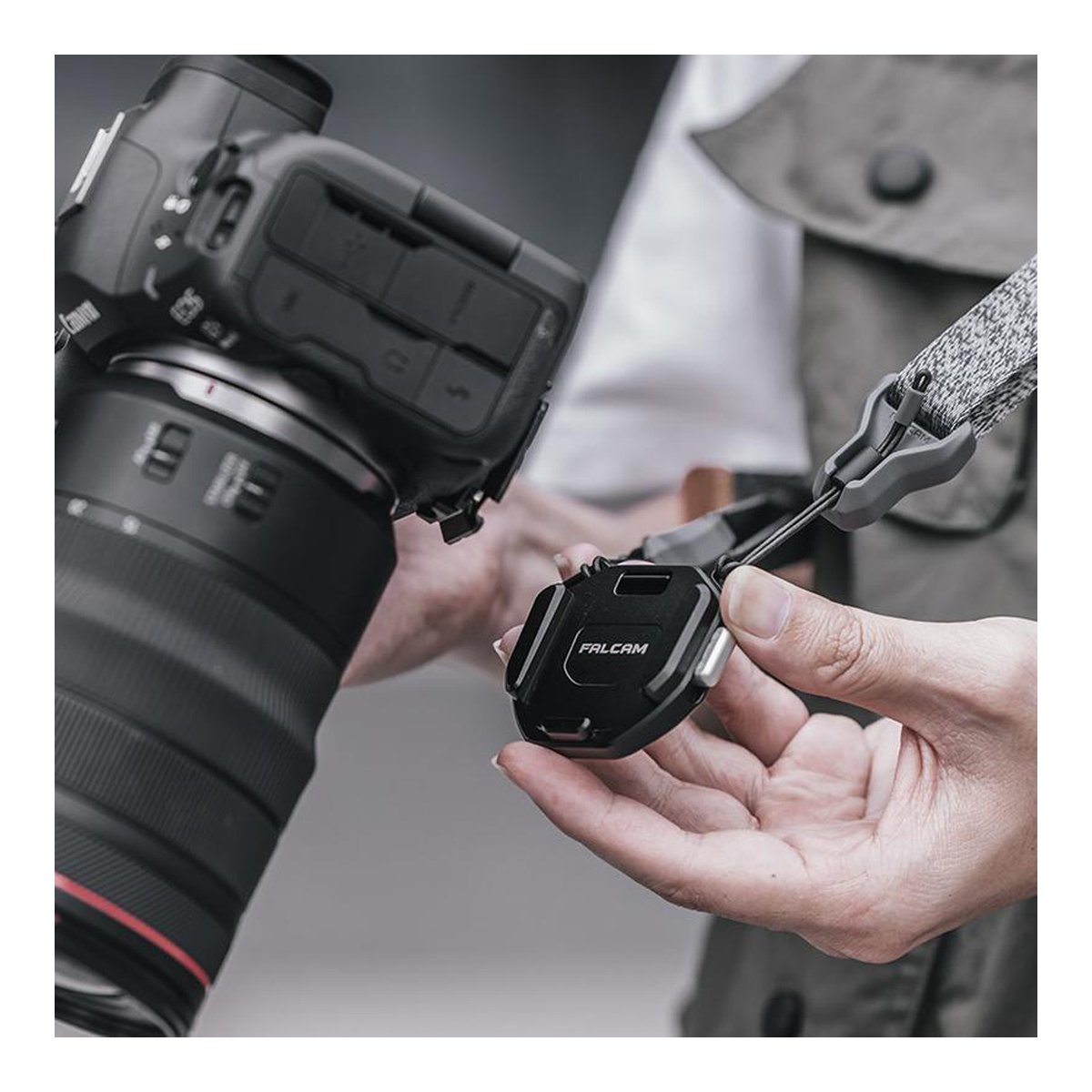 Falcam F38 Quick Release Buckle Kit for Shoulder Strap 3142 - ANWENDUNGSBEISPIEL: FALCAM Schnellverschluss wird an Kamera & Gurt befestigt