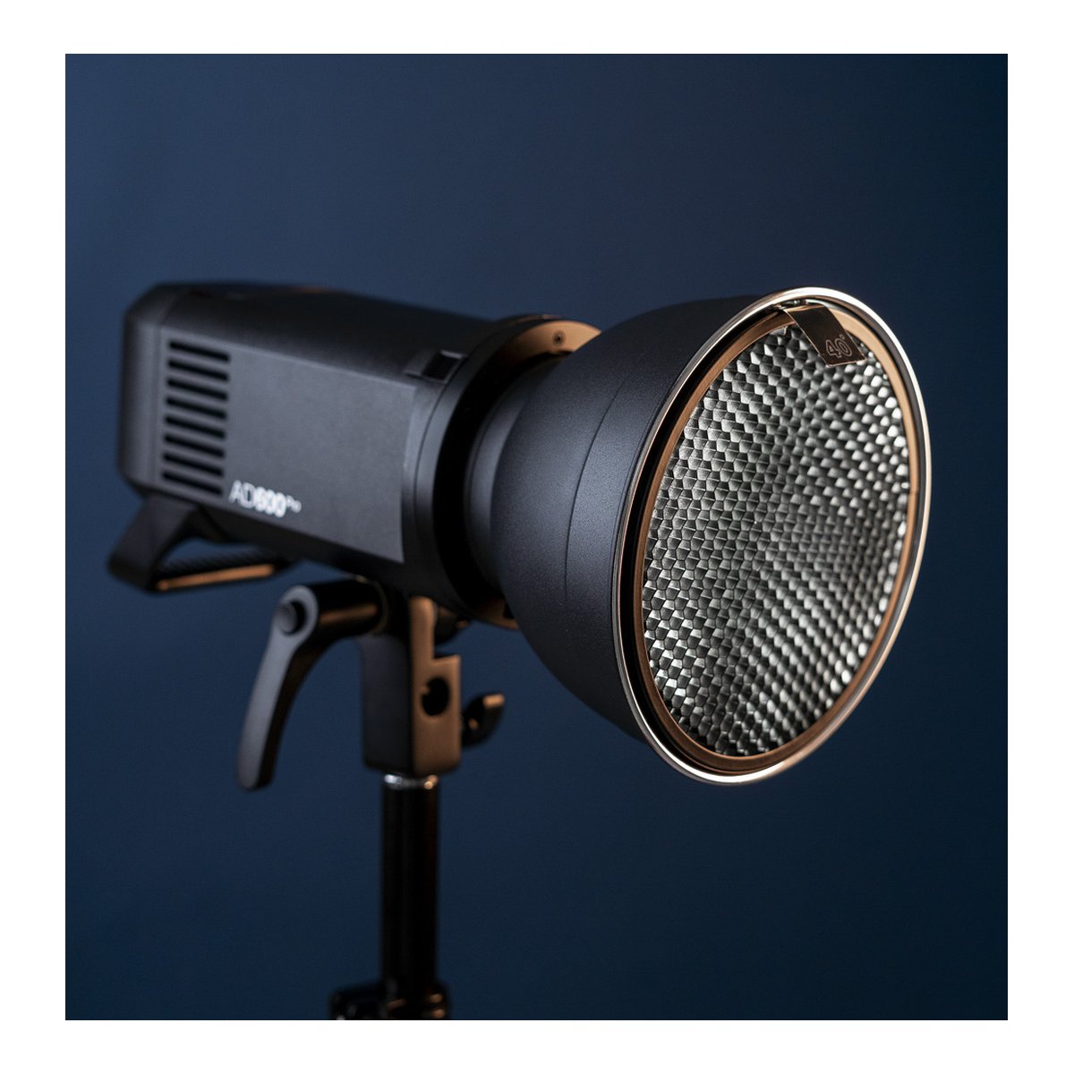 Caruba 7" Reflektor mit Grid Packet (Bowens) - Studioblitz AD600 mit Reflektor und Wabengitter in Detailansicht. Caruba 7" Reflektor mit Grid Packet (Bowens) - Studioblitz AD600 mit Reflektor und Wabengitter in Detailansicht.