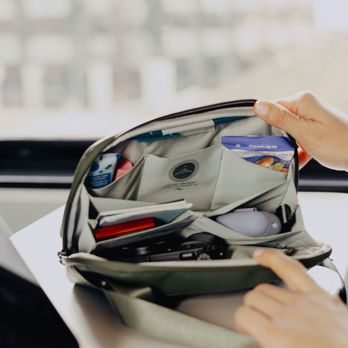 Peak Design Travel Crossbody 3L Sage Innenansicht Anwendungsbeispiel