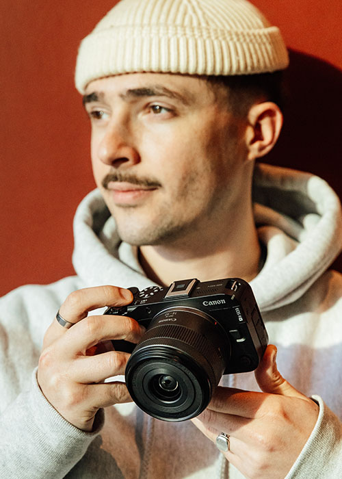 Content Creator mit Canon EOS R50 V Vlogging Kamera