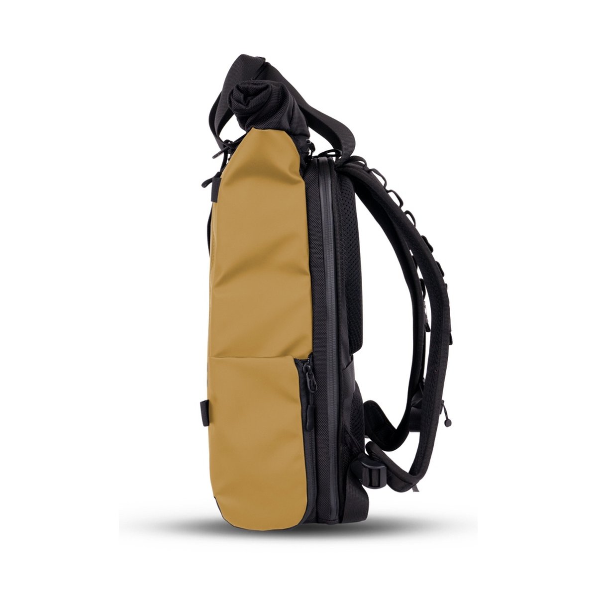 WANDRD PRVKE Lite 11-Liter Dallol Yellow - Seitenansicht des Rucksacks in Beige und Schwarz, mit sichtbaren Reißverschlüssen und Schultergurten.