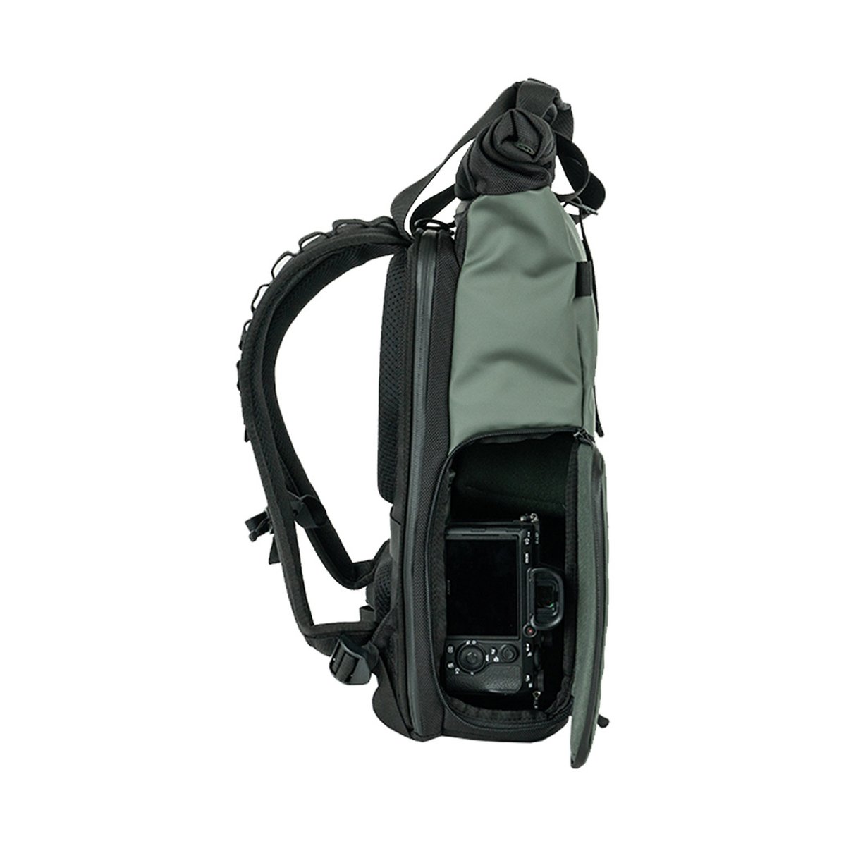 WANDRD PRVKE Lite 11-Liter Green - Seitenansicht Kamerarucksack mit seitlichem Fach geöffnet, Kamera sichtbar WANDRD PRVKE Lite 11-Liter Green - Seitenansicht Kamerarucksack mit seitlichem Fach geöffnet, Kamera sichtbar