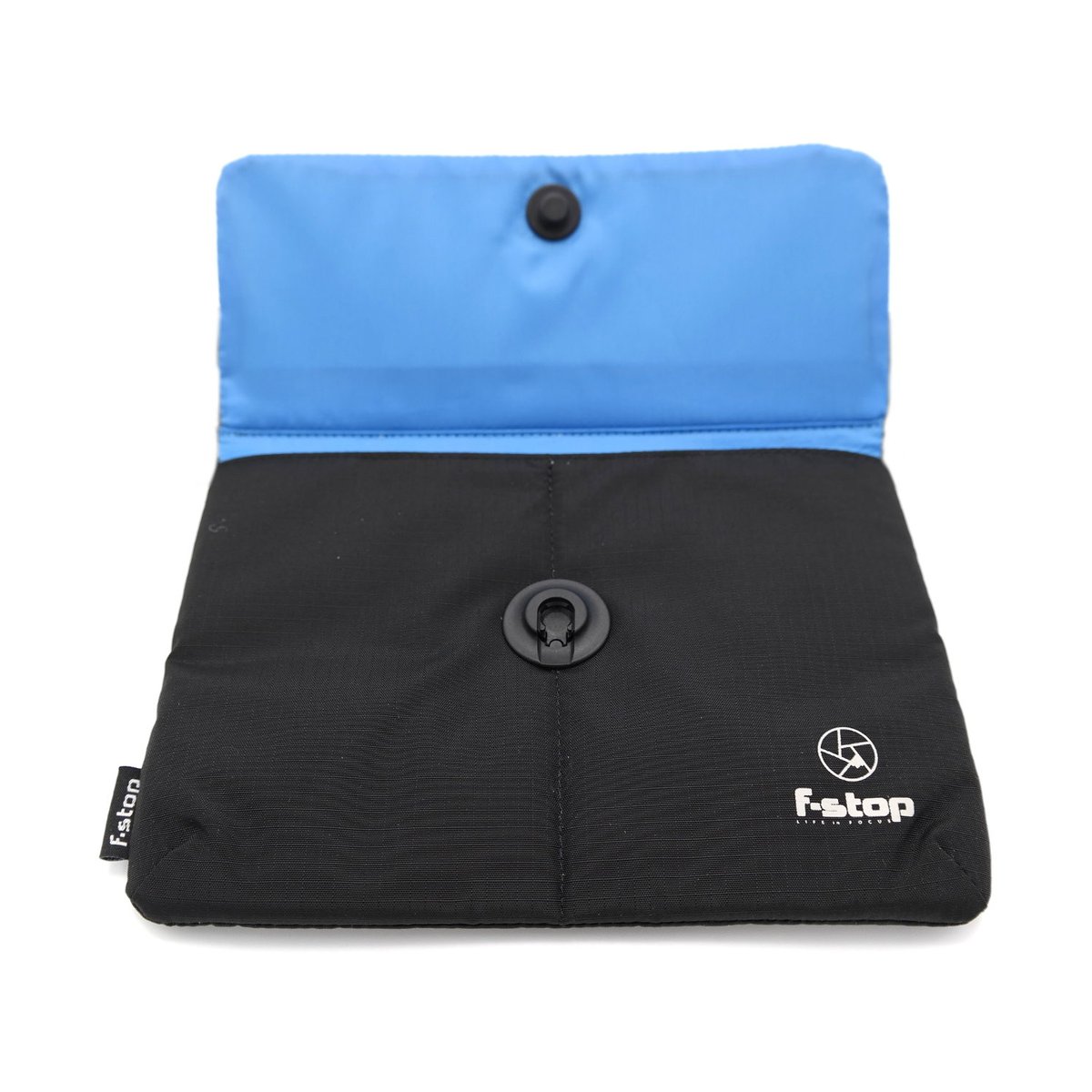 F-Stop Ipad Mini Sleeve Black - Detailansicht: Geöffneter schwarzer Kamerataschen-Einsatz mit blauem Innenfutter und Verschluss