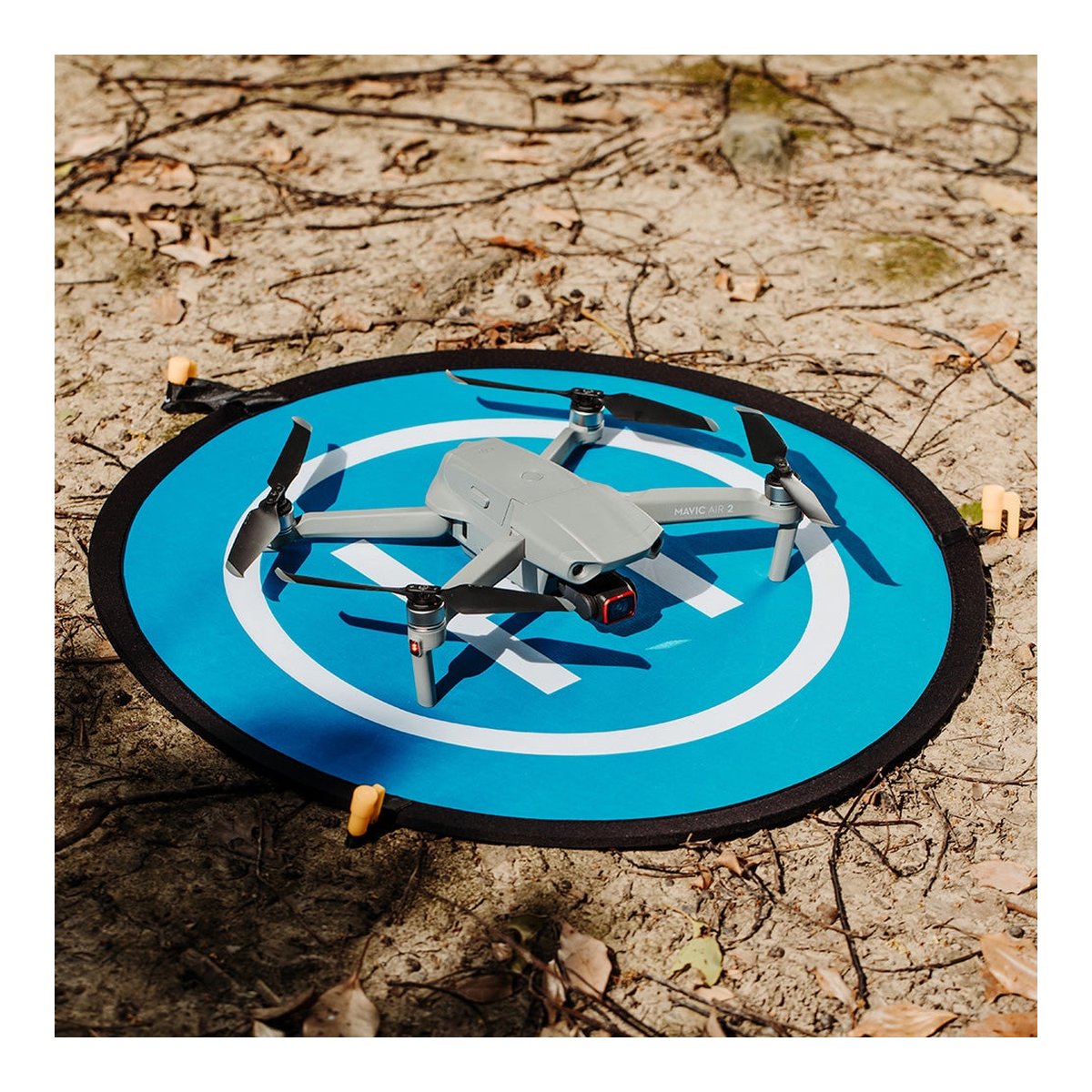 PGYTECH 75cm landing pad  for Drones - Anwendungsbeispiel: Blaue Drohnen-Landeplattform mit grauer Drohne darauf, im Freien.
